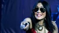 Atiek CB tampil dalam konser musik bertajuk Golden Sweet Memory.