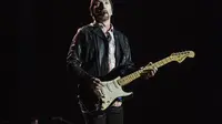 The Edge gitaris U2 tampil di Festival Musik dan Seni Bonnaroo pada hari Jumat, 9 Juni 2017, di Manchester, Tenn. (Foto oleh Amy Harris/Invision/AP)