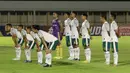 Bahkan pada saat sesi foto sejumlah pemain harus menjaga jarak. Selebrasi gol pun dibatasi dan dilarang meludah sembarangan untuk meminimalkan penyebaran virus. (Foto: Bola.com/M. Iqbal Ichsan)