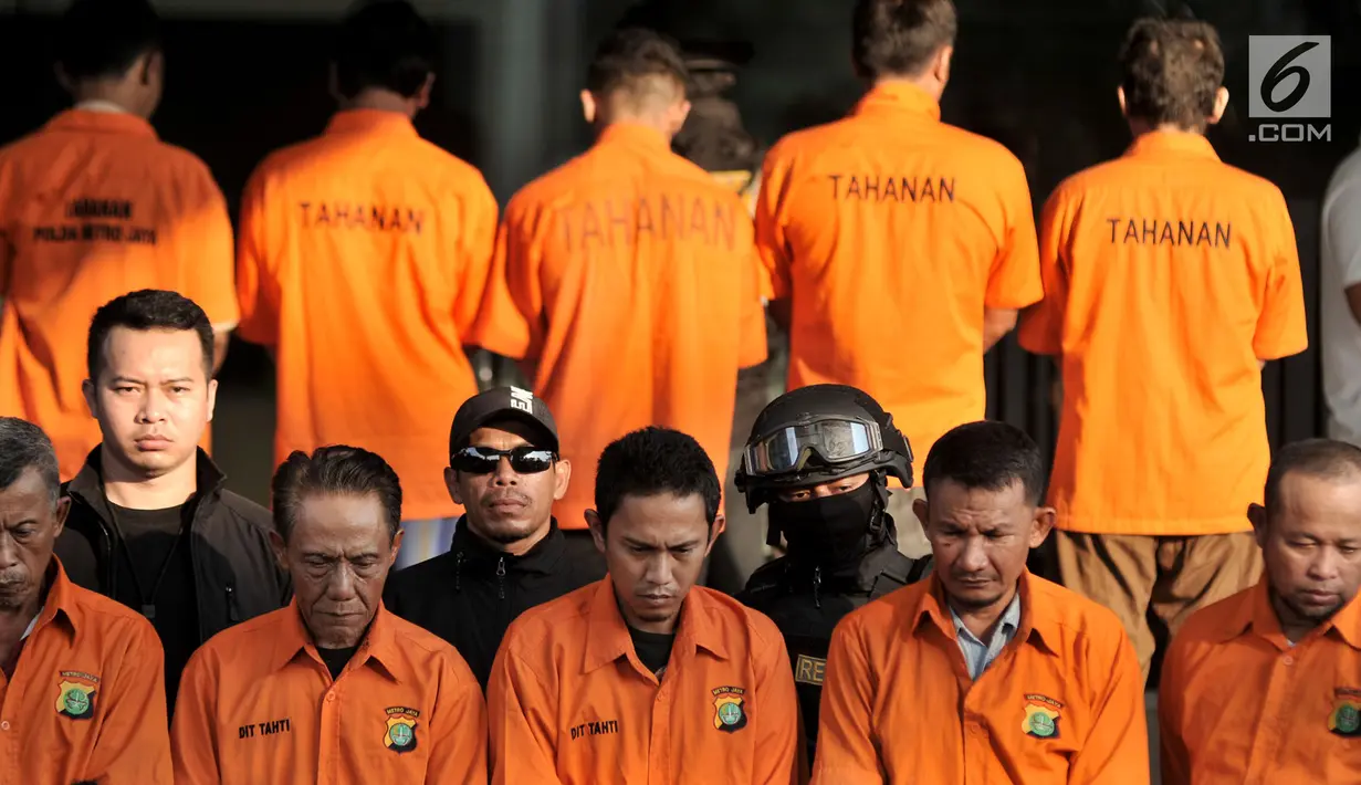 Tersangka kasus ambulans Partai Gerindra membawa batu dalam Aksi 22 Mei dihadirkan saat rilis di Mapolda Metro Jaya, Jakarta, Kamis (23/5/2019). Polisi menangkap 11 tersangka dalam kasus ini. (merdeka.com/Iqbal Nugroho)