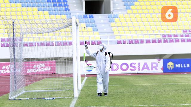 FOTO: Prokes Ketat di Piala Menpora, Petugas Semprotkan Cairan Disinfektan di Lapangan