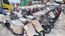 Sejumlah sepeda motor sebelum didistribusikan melalui Pelabuhan Sunda Kelapa Jakarta, Senin (9/1). Asosiasi Industri Sepeda Motor Indonesia (AISI) memprediksi penjualan motor pada 2017 masih akan cenderung stagnan. (Liputan6.com/Angga Yuniar)