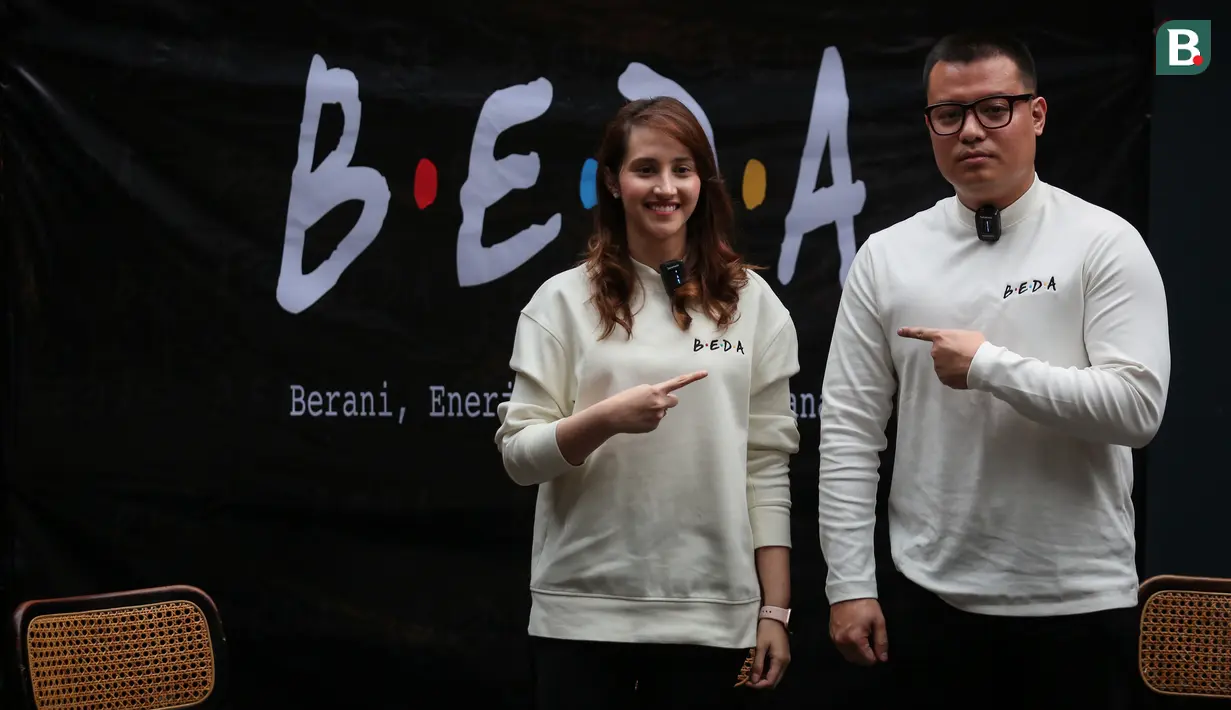 <p>Co-Chair B.E.D.A, Pangeran Siahaan (kanan) dan Tsamara Amany berpose di depan wartawan saat deklarasi dukungan B.E.D.A kepada pencalonan Erick Thohir sebagai Ketua Umum PSSI yang berlangsung di GIOI Menteng, Jakarta, Rabu (18/1/2023). (Bola.com/Bagaskara Lazuardi)</p>
