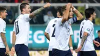 Bek Italia Alessio Romagnoli merayakan di sebelah pemain rekannya, Ciro Immobile setelah mencetak gol ke gawang Armenia pada laga penyisihan Grup J Kualifikasi Piala Eropa 2020 di Stadion Renzo Barbera, Palermo, Senin (18/11/2019). Italia berpesta gol dengan skor telak 9-1. (Andreas SOLARO/AFP)