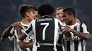 Pemain depan Juventus, Juan Cuadrado (tengah) dan rekan setimnya merayakan gol ke gawang SPAL pada lanjutan Serie A Italia di Allianz Stadium, Kamis (26/10). Menghadapi SPAL, "Si Nyonya Tua" mampu menang dengan skor telak 4-1. (MIGUEL MEDINA/AFP)