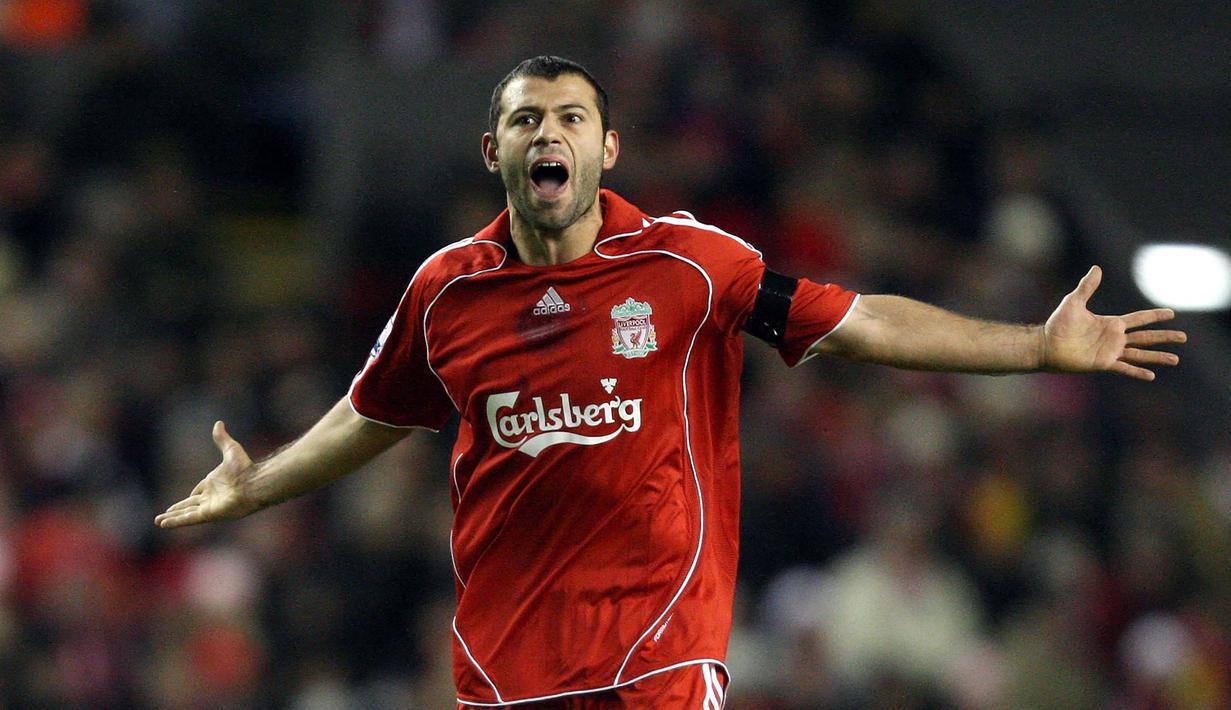 Luapan emosi gelandang Liverpool, Javier Mascherano setelah dilanggar pemain Wigan Athletic pada laga Liga Inggris 2007/2008 di Anfield Stadium, Liverpool (2/1/2008). Javier Mascherano yang pensiun pada November 2020 bersama Estudiantes tercatat hanya 2,5 musim membela Liverpool. Sempat berstatus pinjaman dari West Ham selama setengah musim pada 2006/2007, ia lantas dipermanenkan The Reds pada 2008/2009. Ia total tampil dalam 139 laga di semua ajang dengan torehan 2 gol dan 7 assist. (AFP/Andrew Yates)