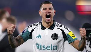 Pemain Newcastle, Bruno Guimaraes merayakan kemenangan timnya atas West Ham dalam laga lanjutan Liga Inggris 2024/2025 di London Stadium, London, Inggris, Selasa (11/03/2025) dini hari WIB. (AP Photo/PA/Zac Goodwin)