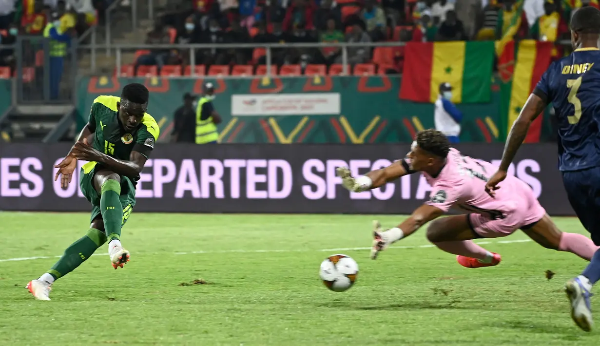 Pengganti Mane, Bamba Dieng juga sukses mencetak gol di menit ke-90+2. Gol tersebut sekaligus menutup keunggulan 2-0 Senegal atas Cape Verde sekaligus menyegel tiket perempatfinal Piala Afrika 2021. (AFP/Pius Utomi Ekpei)
