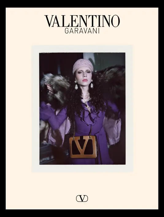 “Melalui proses perpindahan dan perubahan ini, kita memberi diri kesempatan untuk menjelajahi kemungkinan baru dalam dialog dengan ruang baru yang kita tempati,” kata Alessandro Michele dalam keterangan rilis yang terima Fimela. [Dok/Valentino].