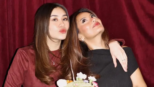 Aaliyah Massaid pakai mini skirt saat Ulang Tahun Zahwa Massaid ke-25. [@aaliyah.massaid]