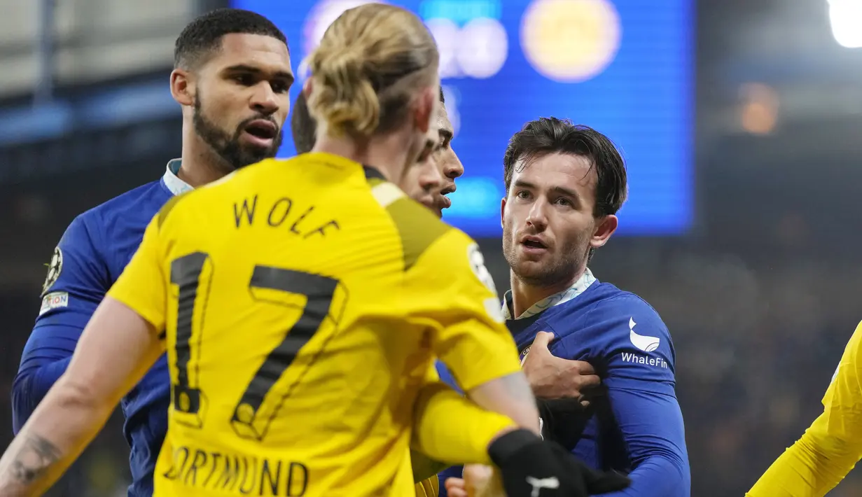 Pemain Chelsea, Ben Chilwell, bersitegang dengan pemain Borussia Dortmund, Marius Wolf, pada leg kedua 16 besar Liga Champions di Stadion Stamford Bridge, Rabu (8/3/2023).  Chelsea berhasil lolos ke babak perempat final Liga Champions 2022/2023. (AP Photo/Alastair Grant)