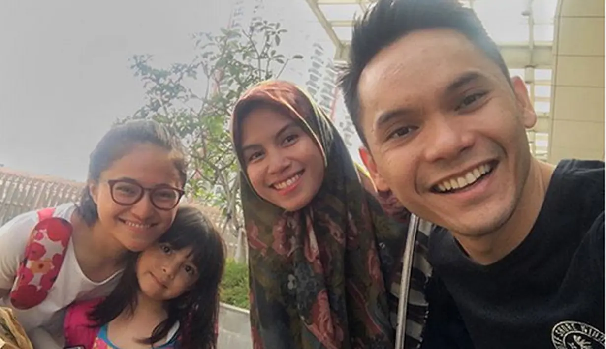 Beberapa hari kemudian setelah mengungkapkan curahan hati melalui Instagram, Ben mempertemukan bersama putrinya, Sienna. Potret keceriaan begitu tergambar dari dua foto yang diunggah istri Nesyana Ayu Nabila itu. (Instagram/benkasyafani)