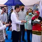 Presiden Joko Widodo bersama Ibu Iriana Jokowi meninjau sejumlah stan usaha mikro, kecil, dan menengah (UMKM) di Kabupaten Wakatobi, Sulawesi Tenggara. (Foto: Biro Pers Sekretariat Presiden).