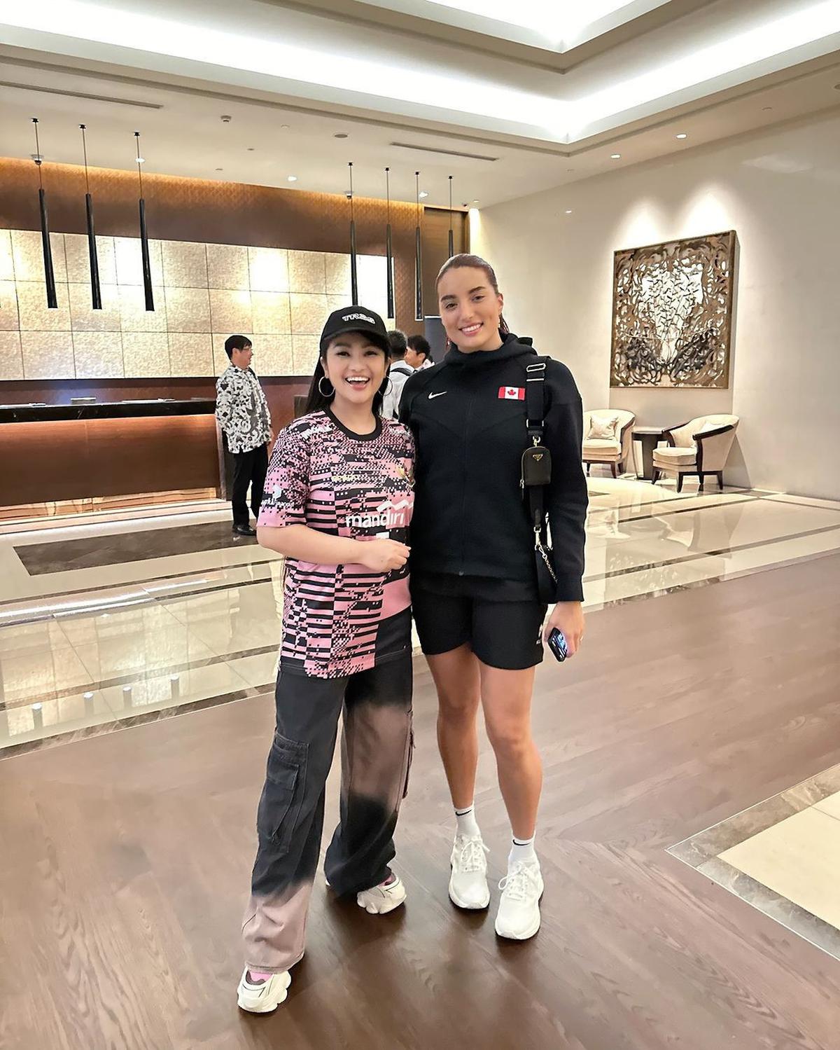 Pedangdut Fitri Carlina Foto Bareng Istri Sandy Walsh Penggawa Timnas Indonesia, Dipuji Sama-Sama Cantik