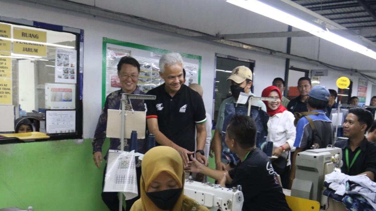 Kunjungan Ganjar Pranowo ke pabrik pembuatan bulu mata palsu PT Bintang Mas Trisyasa di Purbalingga, Jawa Tengah, pada Senin (15/1/2024) telah menunjukkan kepeduliannya terhadap sektor industri kecil menengah. <br>