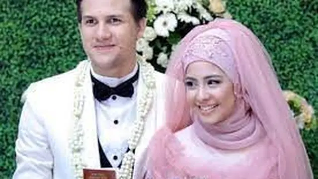 Potret pernikahan Risty Tagor dan Stuart Collin (Sumber: Grid.id)