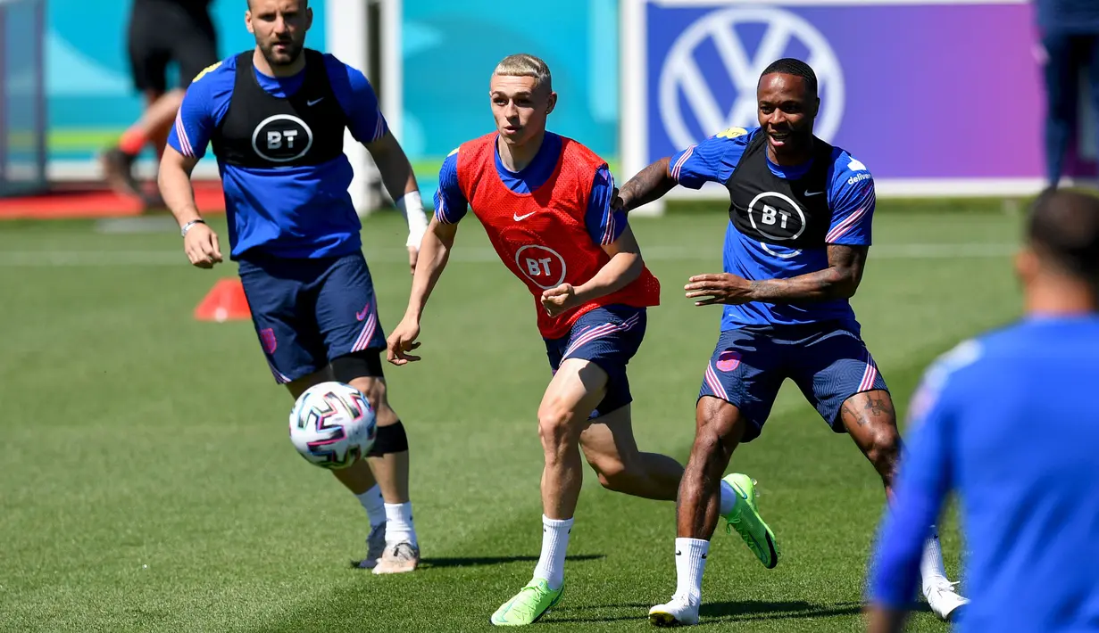 Pemain Inggris Luke Shaw, Phil Foden dan Raheem Sterling berebut bola selama sesi latihan menjelang kompetisi Piala Eropa 2020 di stadion St. George's Park di Burton-upon-Trent  (9/6/2021). Inggris akan bertanding melawan Kroasia pada Grup D Piala Eropa 2020 di Stadion Wembley. (AFP/Justin Tallis)