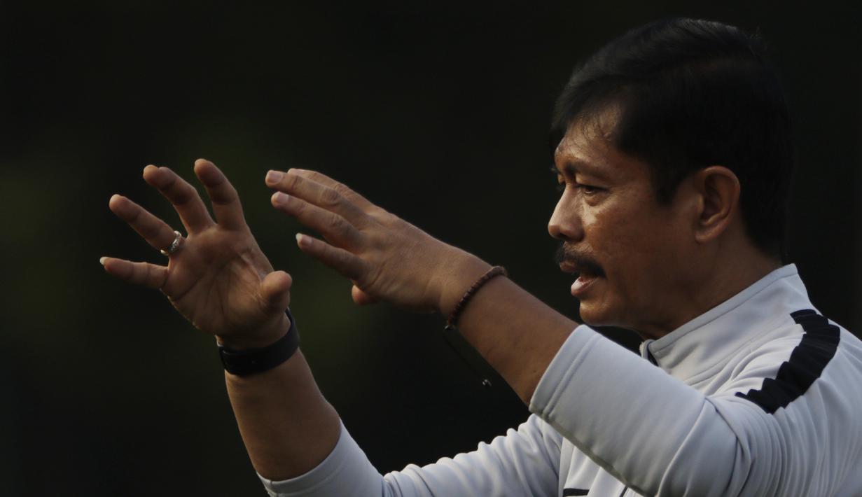 Pelatih Timnas Indonesia U-22, Indra Sjafri, memberikan instruksi saat latihan di Lapangan ABC Senayan, Jakarta, Senin (7/1). Latihan ini merupakan persiapan jelang Piala AFF U-22. (Bola.com/Vitalis Yogi Trisna)