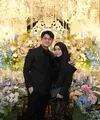 Lesty Kejora dan Rizky Billar serasi dalam tema tradisional-modern serba-hitam. [Foto: @lestykejora]