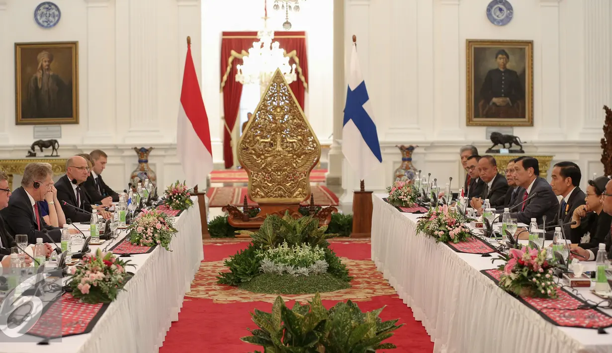  Presiden Joko Widodo bersama para menteri kabinet kerja saat mengadakan pertemuan dengan Presiden Finlandia Sauli Niinisto di Istana Merdeka, Jakarta, Selasa (3/11/2015). (Liputan6.com/Faizal Fanani)