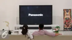 Pengunjung melihat produk Panasonic di Elektronic City, Jakarta, Kamis (4/2). Kabar penutupan dua pabrik PT Panasonic Lighting di Jawa Timur dan Jawa Barat, tidak akan mempengaruhi bisnis penjualan Panasonic di Tanah Air. (Liputan6.com/Angga Yuniar)