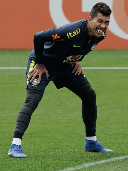 Penyerang Brasil, Roberto Firmino melakukan pemanasan saat mengikuti latihan di pusat pelatihan Granja Comary di Teresopolis, Brasil (6/7/2019). Brasil akan bertanding melawan Peru pada babak final Copa America 2019. (AP Photo/Leo Correa)