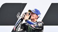 Pembalap Yamaha, Maverick Vinales, bersyukur bisa memanfaatkan musibah Francesco Bagnaia sehingga finis terdepan pada balapan MotoGP Emilia Romagna 2020. (AFP/Andreas Solaro)