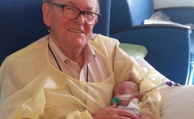 ICU Grandpa yang tak sekedar menggendong bayi/copyright Facebook.com/Children's Healthcare Atlanta