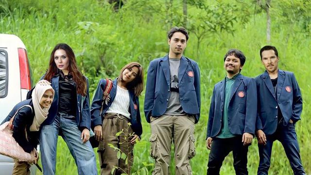 6 Editan Poster KKN di Desa Penari Kolaborasi Dr. Strange 2 ala Netizen, Kocak