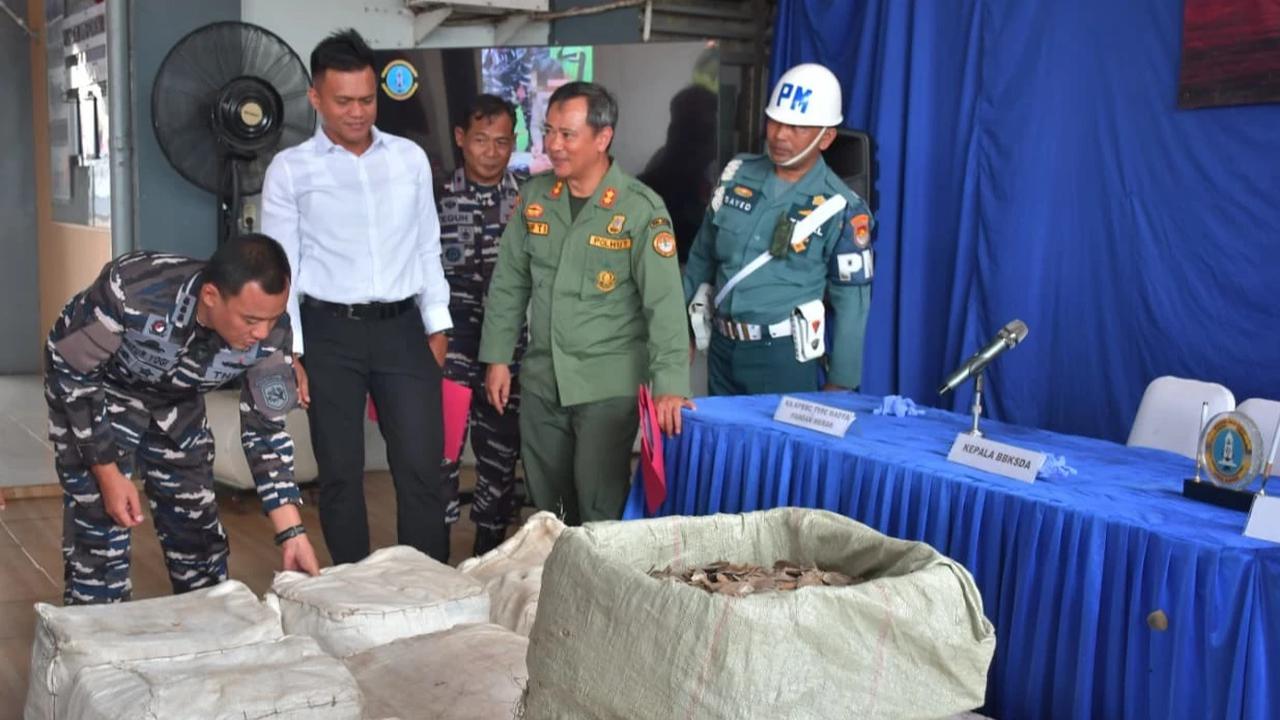 FOTO: TNI AL Gagalkan Penyelundupan Sisik Trenggiling di Perairan Banten