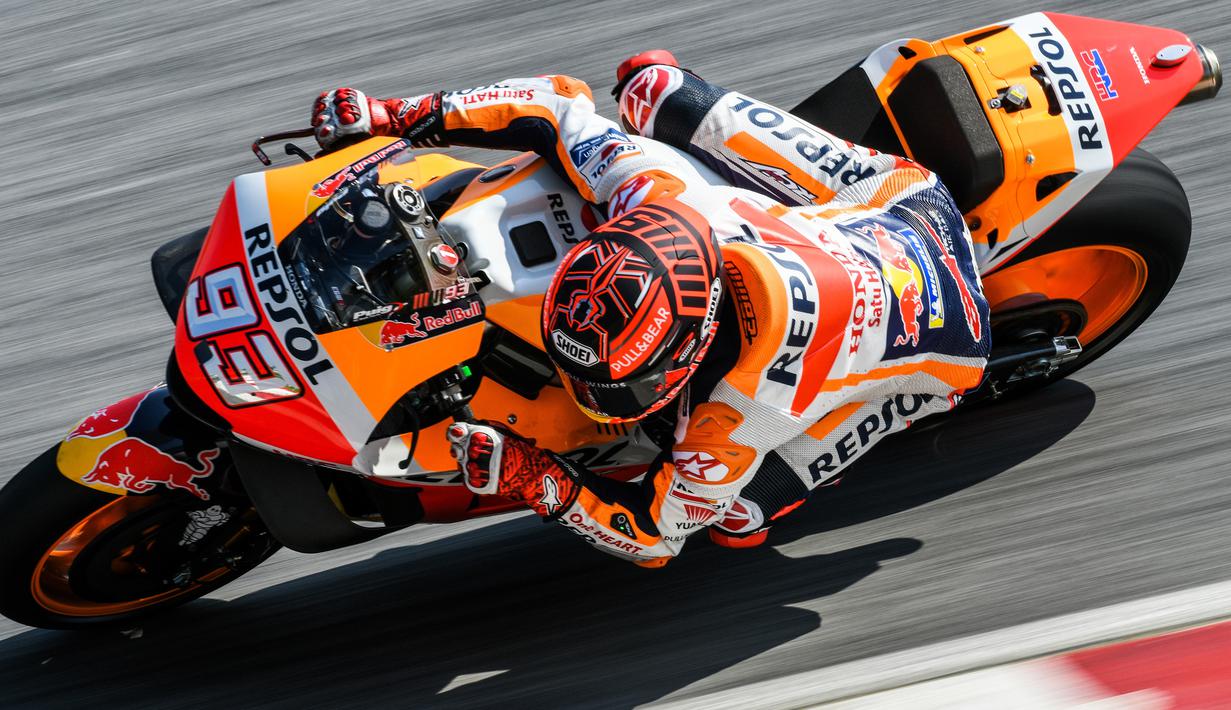 Pebalap Repsol Honda, Marc Marquez, saat beraksi pada tes pramusim MotoGP 2019 di Sirkuit Sepang, Kamis (7/2). Pada tes pramusim kali ini Maverick Vinales menduduki posisi pertama dengan catatan waktu 1 menit 58.897 detik. (AFP/Mohd Rasfan)