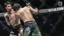 Dua petarung Indonesia, Rizki Umar (kanan) dan petarung Arnol Batubara (kiri) saat berlaga pada partai pertama dalam One Championship di Jakarta, Sabtu (20/1). Rizki Umar menang pada partai pertama One Championship. (Liputan6.com/Faizal Fanani)