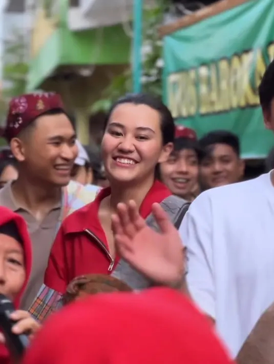 Sempat merahasiakan hubungan, kini Thariq dan Aaliyah tak ragu memamerkan kebersamaan melalui sebuah potret yang diunggah ke media sosial. [@aaliyah.massaid/@harrisvirza/@thariqhalilintar]