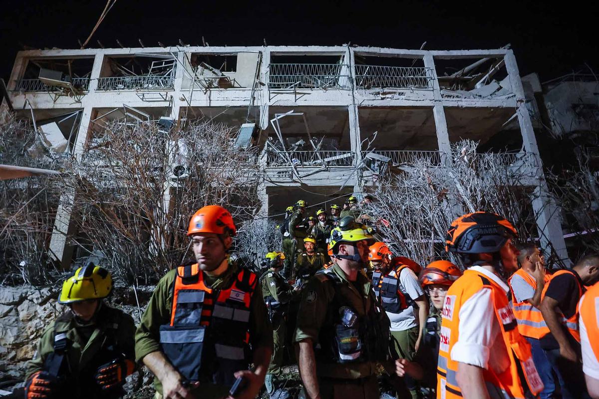 FOTO: Pembalasan Iran, Rudal Balistik Memorakporandakan Kompleks Bangunan di Kota Tel Aviv Israel