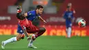 Striker Liverpool, Sadio Mane, berebut bola dengan bek Chelsea, Cesar Azpilicueta, pada laga lanjutan Premier League pekan ke-37 di Stadion Anfield, Kamis (23/7/2020) dini hari WIB. Liverpool menang 5-3 atas Chelsea. (AFP/Paul Ellis/pool)