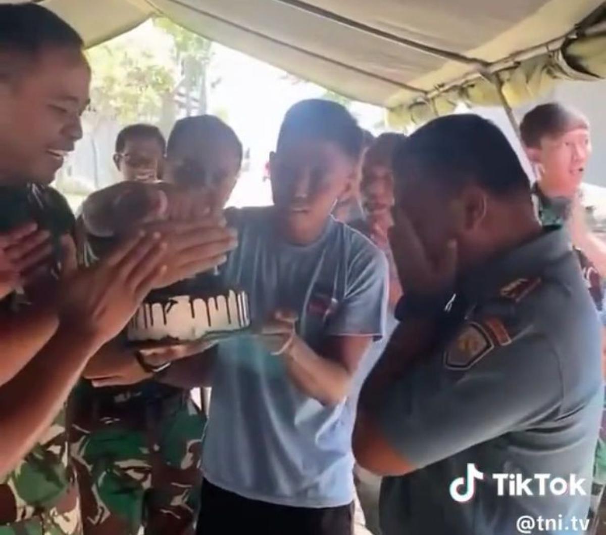 Momen ini tampaknya sukses dan membuat komandannya tampak kaget. Ia bahkan sempat kesal karena sudah di prank oleh anggotanya. Meski begitu, ia juga tampak tersenyum bahagia dan lega karena anggotanya tak benar-benar berkelahi.