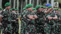 Kepala Staf Angkatan Darat (KSAD) Jenderal TNI Dudung Abdurachman (kedua kiri) saat memimpin Apel Gelar Kesiapsiagaan TNI Angkatan Darat di Lapangan Monumen Nasional (Monas), Jakarta Pusat, Rabu (26/10/2022). Di antara isi pidato KSAD adalah menekankan TNI AD dalam penanganan COVID-19, membantu masyarakat yang terkena bencana karena cuaca yang tidak menentu, menjaga dari segala bentuk ancaman radikalisme, memegang netralitas saat tahapan Pemilu 2024 mendatang, ketahanan pangan dan penanganan stunting, dan menjaga kesuksesan acara puncak G-20 mendatang. (Liputan6.com/Johan Tallo)