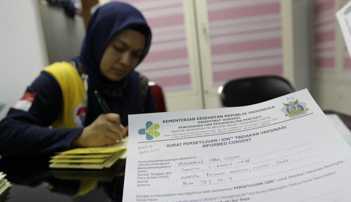Petugas mengisi sertifikat vaksin jelang SEA Games 2019 di Kantor Kemenpora, Jakarta, Rabu (13/11). Suntik vaksin tersebut untuk mengantisipasi wabah polio di Filipina. (Bola.com/M Iqbal Ichsan)