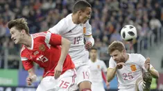 Pemain Rusia, Aleksei Miranchuk (kiri) berebut bola dengan pemain Spanyol, Rodrigo dan Asier Illarramendi pada laga persahabatan di St.Petersburg, Russia, (14/11/2017). Spanyol bermain imbang 3-3 lawan Rusia. (AP/Dmitri Lovetsky)