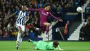 Aksi pemain Manchester City, Leroy Sane melewati terjangan kiper West Bromwich, Ben Foster (kanan) pada laga Piala Liga Inggris di The Hawthorns, West Bromwich, (20/9/2017). City menang 2-1.  (AFP/Oli Scarff)
