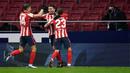 Para pemain Atletico Madrid merayakan gol yang dicetak oleh Angel Correa ke gawang Sevilla pada laga Liga Spanyol di Stadion Wanda Metropolitano, Selasa (12/1/2021). Atletico Madrid menang dengan skor 2-0. (AFP/Pierre-Philippe Marcou)