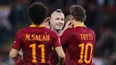 Pada menit ke 90' +1 AS Roma menambah keunggulan lewat kaki Radja Nainggolan setelah mendapat umpan Francesco Totti pada lanjutan Serie A di Olympic stadium, Rome, Italy, (19/2/2017). Roma menang 4-1.  (Angelo Carconi/ANSA via AP)