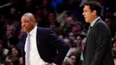 Ekspresi pelatih LA Clippers (kiri) dan pelatih LA Lakers, Luke Walton saat menyaksikan timnya berjibaku pada laga NBA basketball games di Staples Center, Los Angeles, California, (27/11/2017). Clippers menang 120-115. (Harry How/Getty Images/AFP)