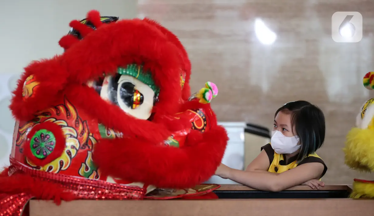 Siswi melihat barongsai usai pementasan dalam perayaan Sampoerna Academy Reinforces The IGNITE Values Through Lunar New Year di Sampoerna Academy BSD, Serpong, Tangerang Selatan, Jumat (28/01/2022). Acara virtual ini mengusung tema The Spirit of Tiger. (Liputan6.com/Fery Pradolo)