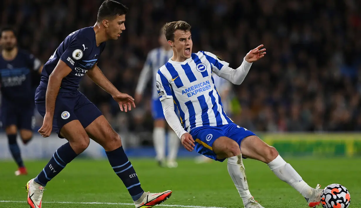 Pada menit ke-43 Brighton kembali mendapatkan peluang. Tembakan Solly March (kanan) usai memanfaatkan kesalahan lini pertahanan Manchester City masih mampu dihalau Ederson. (AFP/Glyn Kirk)