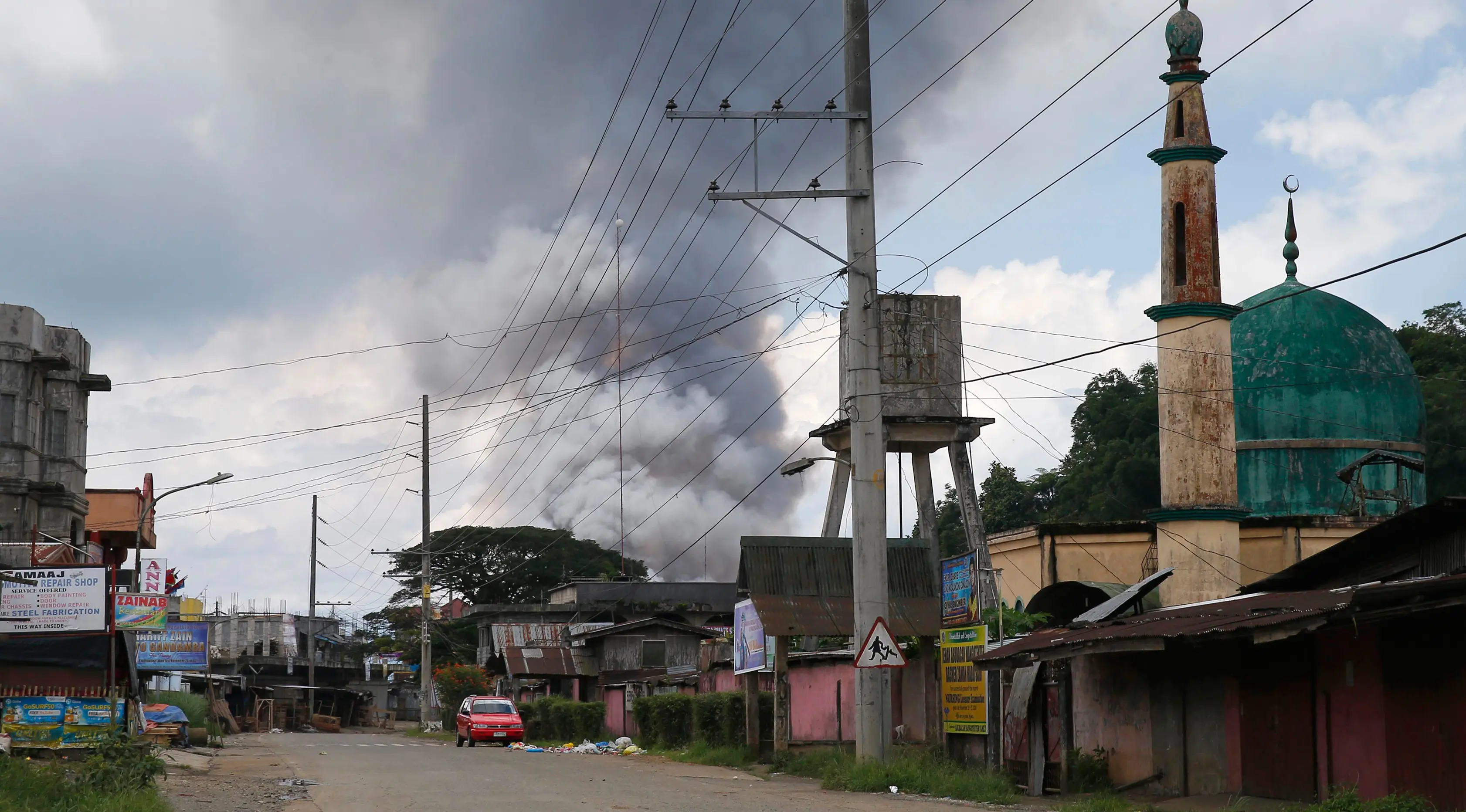 Suasana saat serangan udara oleh Angkatan Udara Filipina ke kawasan yang telah di kuasai militan Maute di kota Marawi , Filipina selatan Sabtu, (27/5). (AP Photo / Bullit Marquez)