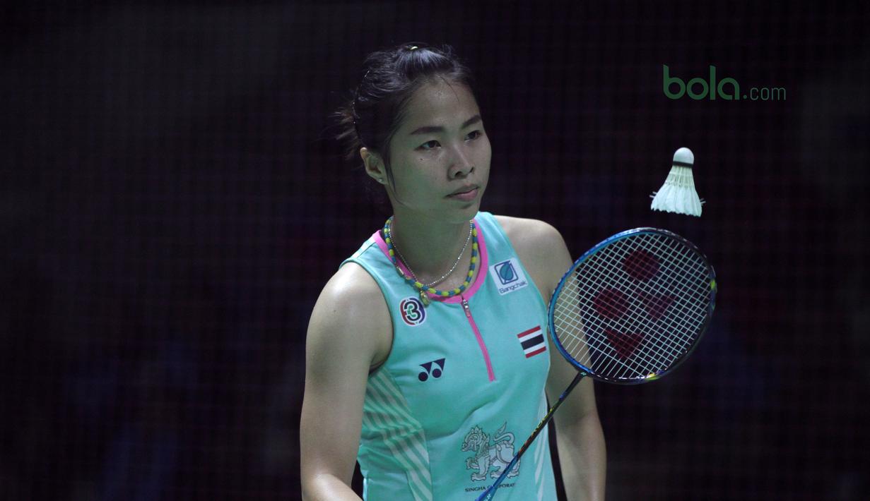 Ratchanok Intanon bersiap melakukan service saat melawan Fitriani pada ajang Indonesia Open 2018 di Istyora Senayan, Jakarta, (3/6/2018). Intanon menang 21-8, 21-16. (Bola.com/Nick Hanoatubun)