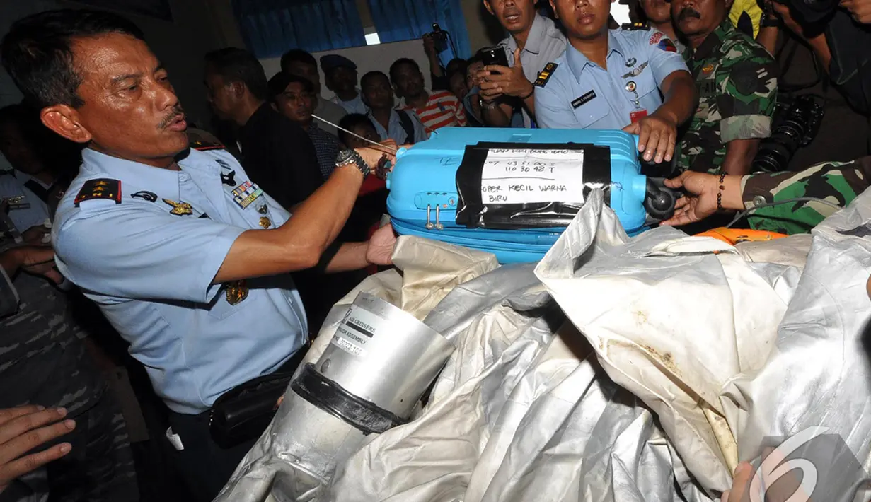Panglima Komando Operasi I TNI AU Marsekal Muda Dwi Putranto memberikan keterangan terkait penemuan barang yang diduga milik penumpang pesawat AirAsia QZ8501, Pangkalan Bun, Kalteng, Selasa (30/12/2014). (Liputan6.com/Miftahul Hayat)