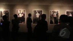 Pengunjung mengamati foto karya pewarta foto Ismar Patrizki di Galeri Foto Jurnalistik ANTARA, Jakarta, Jumat (22/5/2015). Ismar Patrizki menampilkan 51 karya foto dengan tema "Laut Luka Blues" tentang isu lingkungan di Bali. (Liputan6.com/Faizal Fanani)