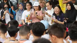 Para orang tua pun sangat bersemangat mendampingi anak mereka yang ikut berlomba. (Bola.com/M Iqbal Ichsan)